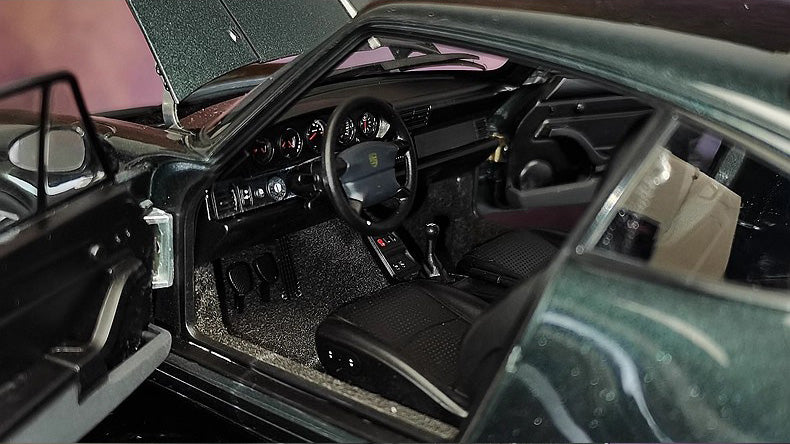 AUTOart 1:18 Porsche 911 (993) Carrera Diecast Car Model