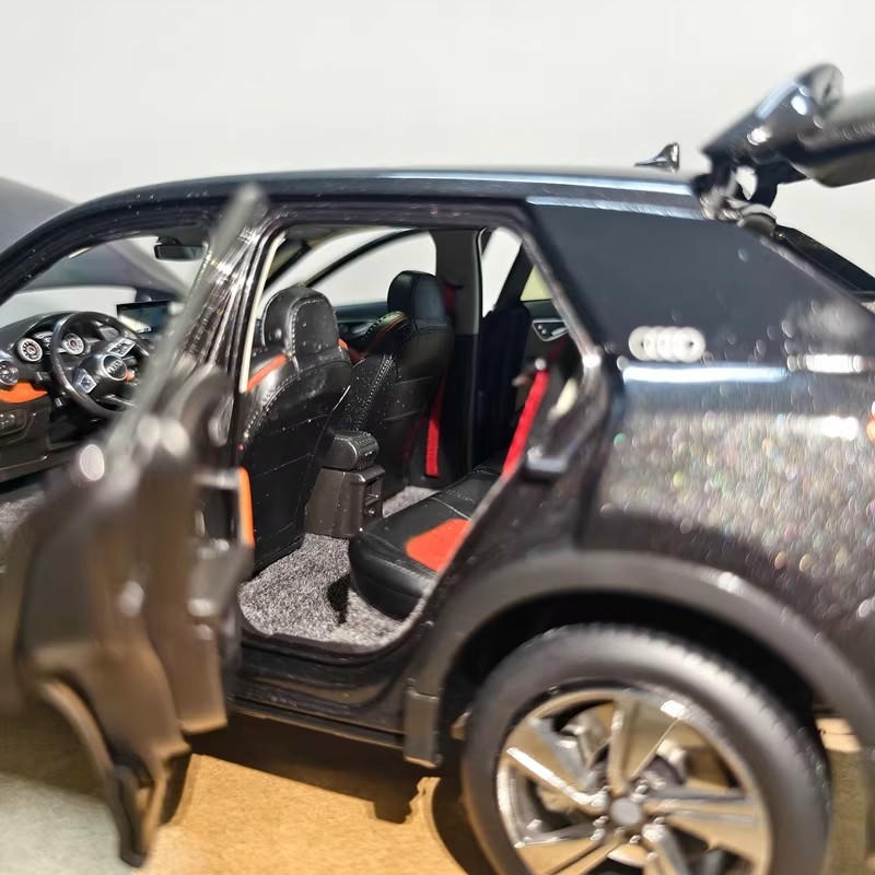 1:18 Audi Q2L Diecast Model Car