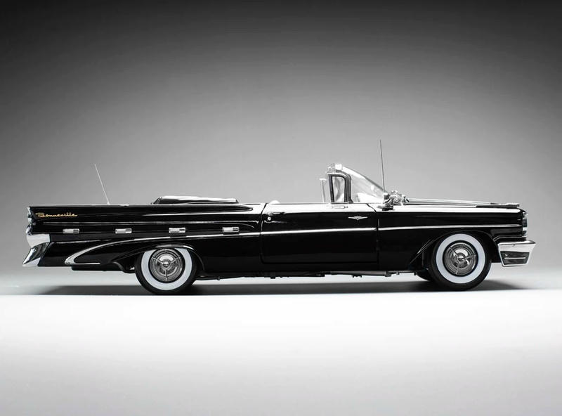SunStar 1:18 1959 Pontiac Bonneville Platinum Edition Diecast Model
