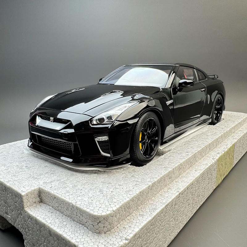 MotorHelix 1:18 Nissan GT-R (R35) Track Edition