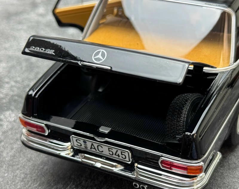 Norev 1:18 Mercedes-Benz 280 SE 1968 (W108) Diecast Model – 183762