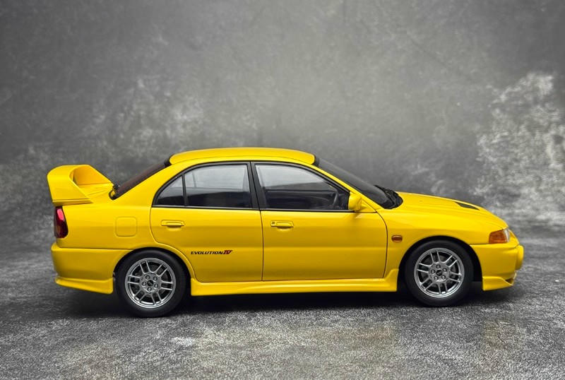 MotorHelix 1:18 Mitsubishi Lancer EVO 4th Generation Diecast Car