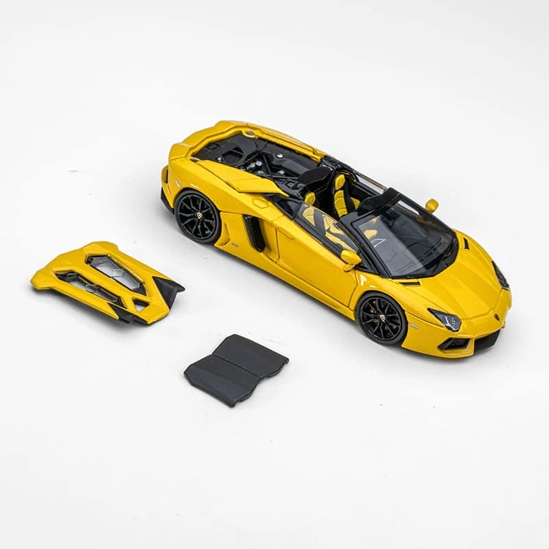 CLASSIC GARAGE 1:64 Lamborghini Aventador LP700-4 Roadster Diecast Model