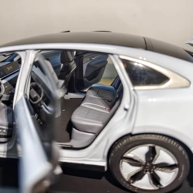 Original 1:18 Dongfeng Voyah Zhuiguang EV Sedan Alloy Diecast Model