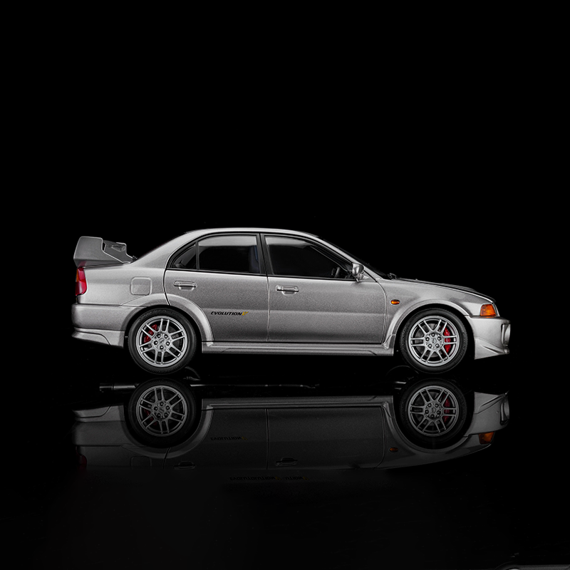 MOTORHELIX 1:18 Mitsubishi Lancer Evolution V GSR Diecast Model-JDM Sports Sedan Collector Car