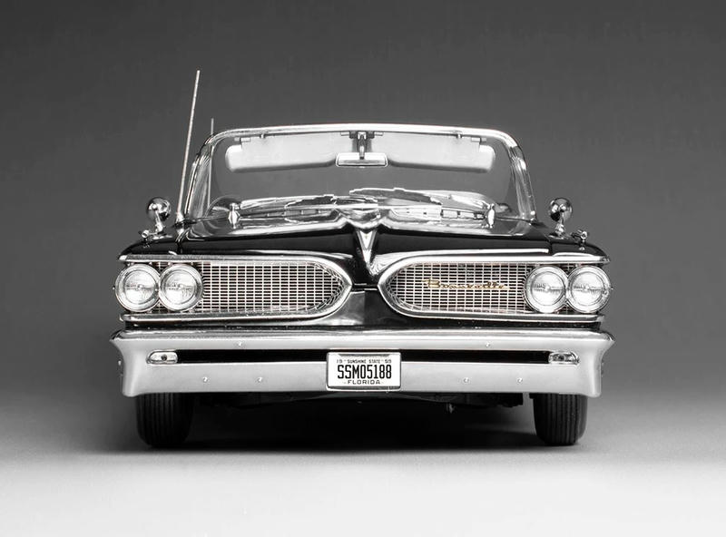 SunStar 1:18 1959 Pontiac Bonneville Platinum Edition Diecast Model