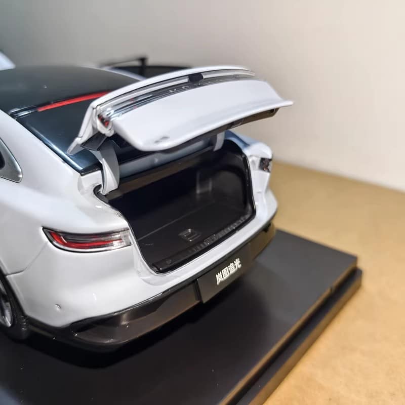 Original 1:18 Dongfeng Voyah Zhuiguang EV Sedan Alloy Diecast Model
