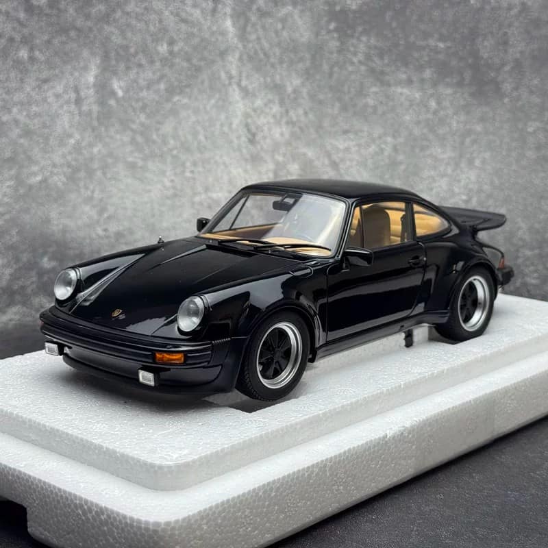 AUTOart 1:18 Porsche 911 (930) Turbo 3.0 Diecast Model Car
