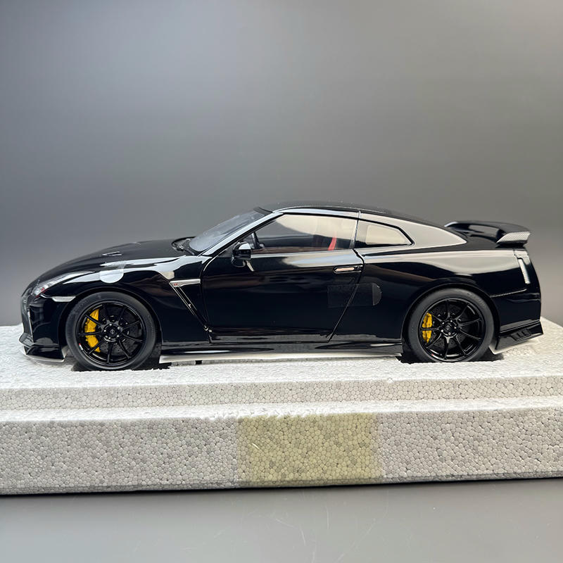 MotorHelix 1:18 Nissan GT-R (R35) Track Edition