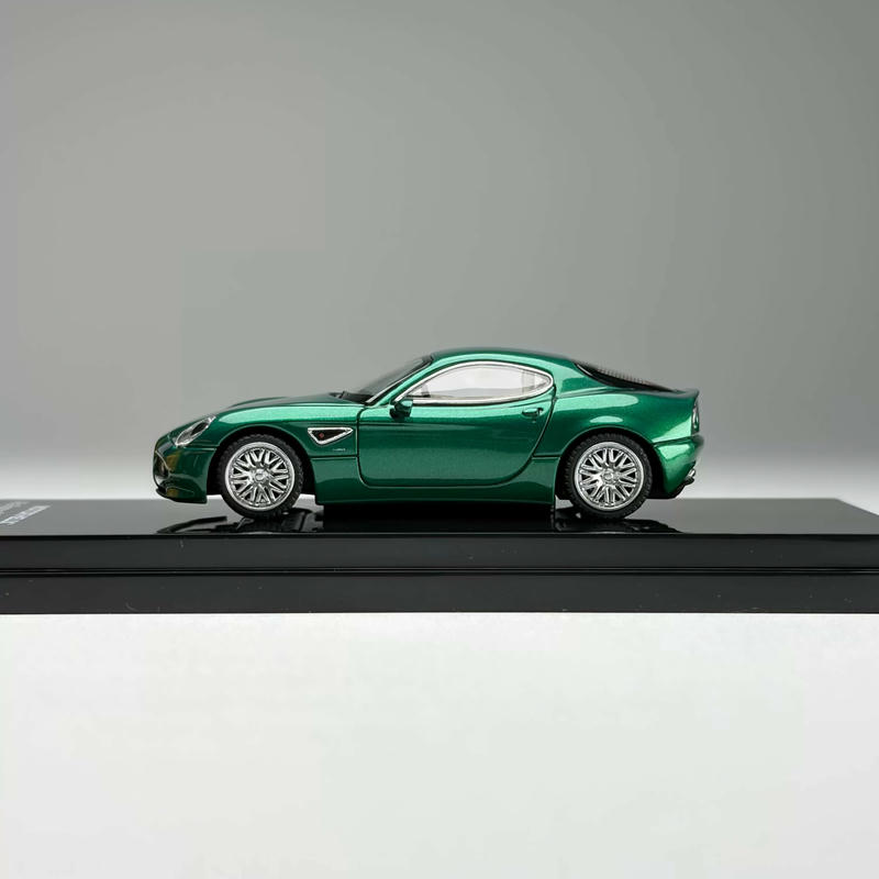 MotorHelix 1:64 Alfa Romeo 8C Competizione (2008) Diecast Model