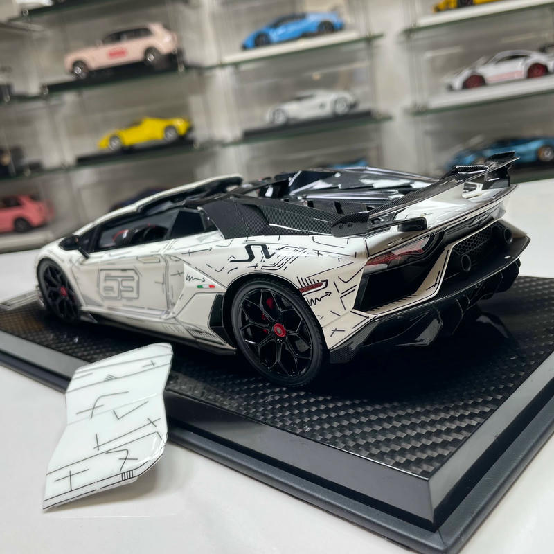 Runner & Ultra Unique 1:18 Lamborghini Aventador SVJ Resin Model