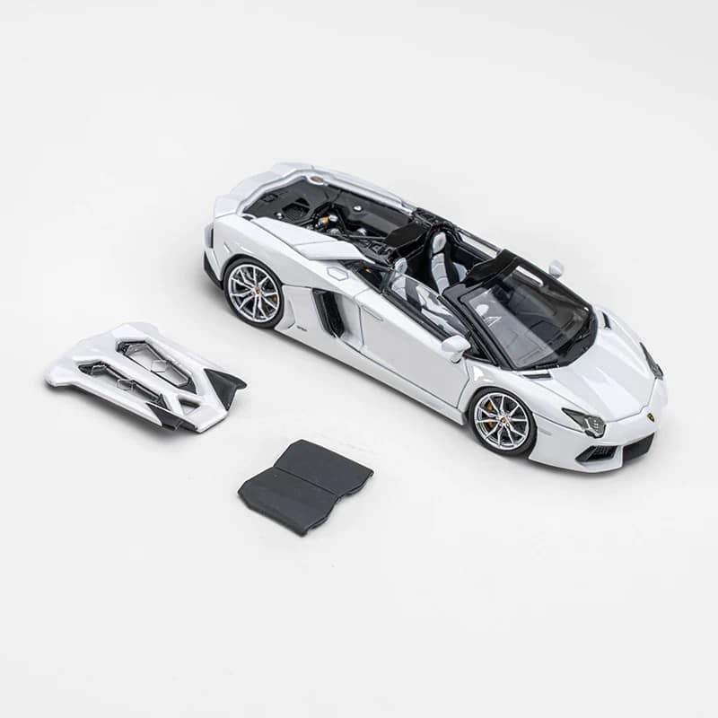 CLASSIC GARAGE 1:64 Lamborghini Aventador LP700-4 Roadster Diecast Model