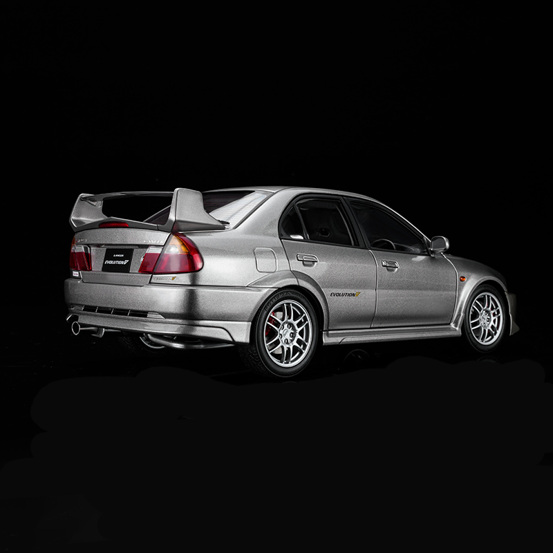 MOTORHELIX 1:18 Mitsubishi Lancer Evolution V GSR Diecast Model-JDM Sports Sedan Collector Car