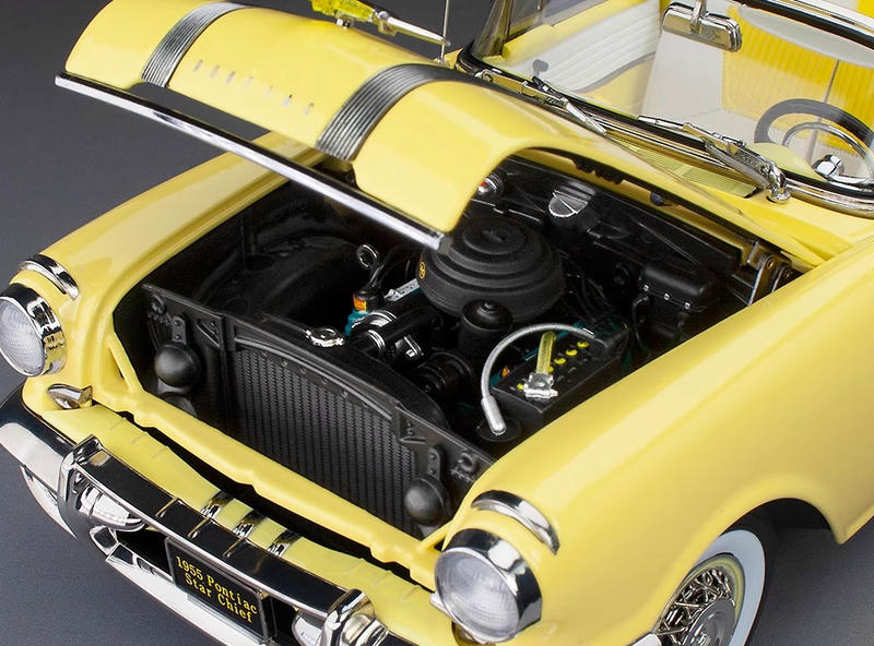 SunStar 1:18 1955 Pontiac Star Chief Diecast Model