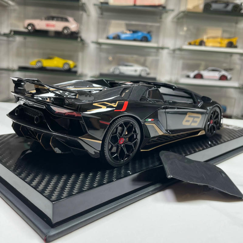 Runner & Ultra Unique 1:18 Lamborghini Aventador SVJ Resin Model