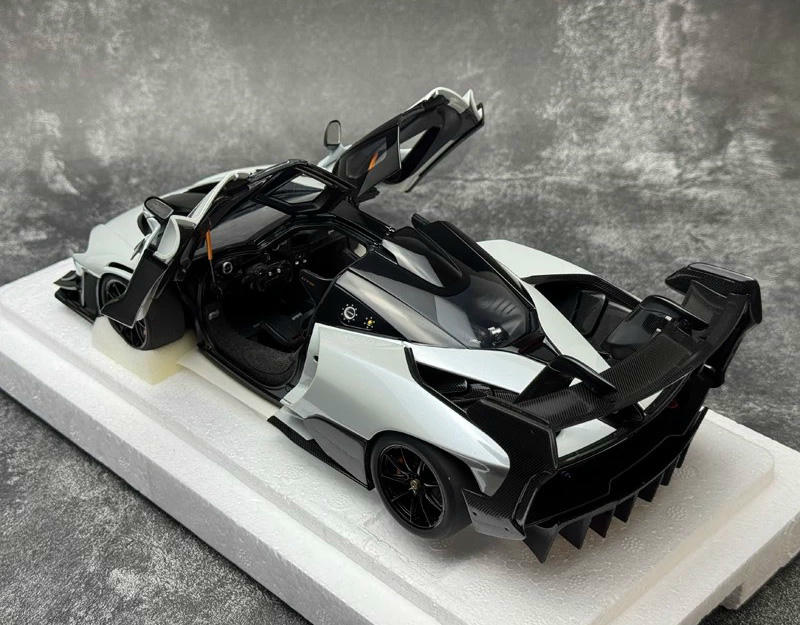 AUTOart 1:18 McLaren Senna GTR Diecast Model