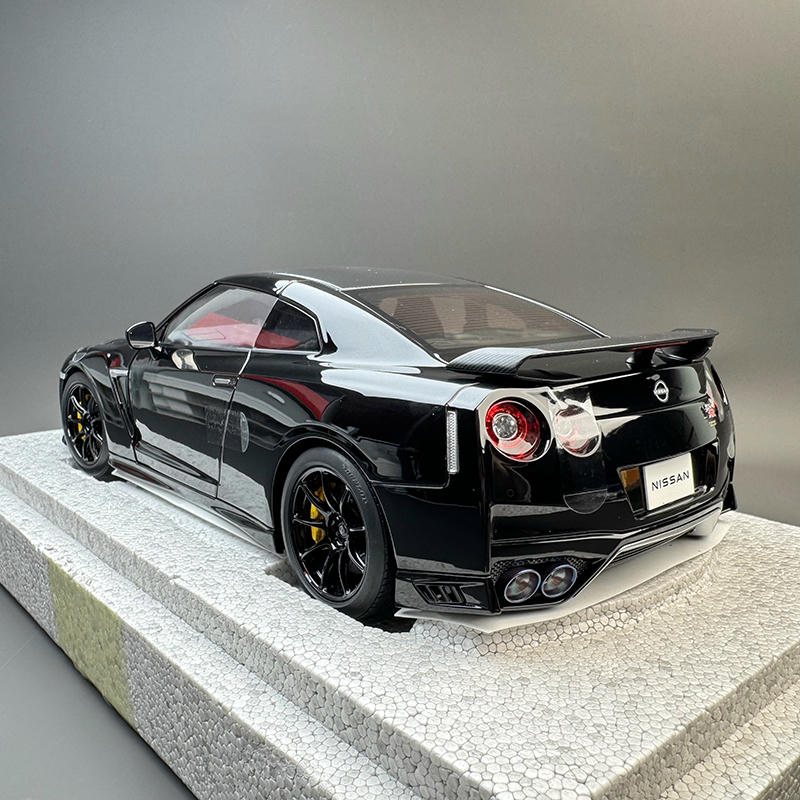 MotorHelix 1:18 Nissan GT-R (R35) Track Edition – YX car model