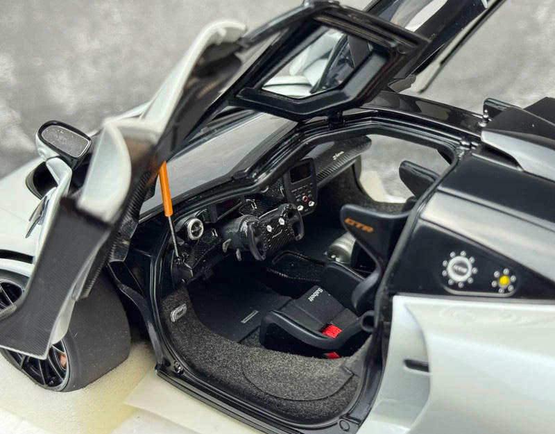 AUTOart 1:18 McLaren Senna GTR Diecast Model
