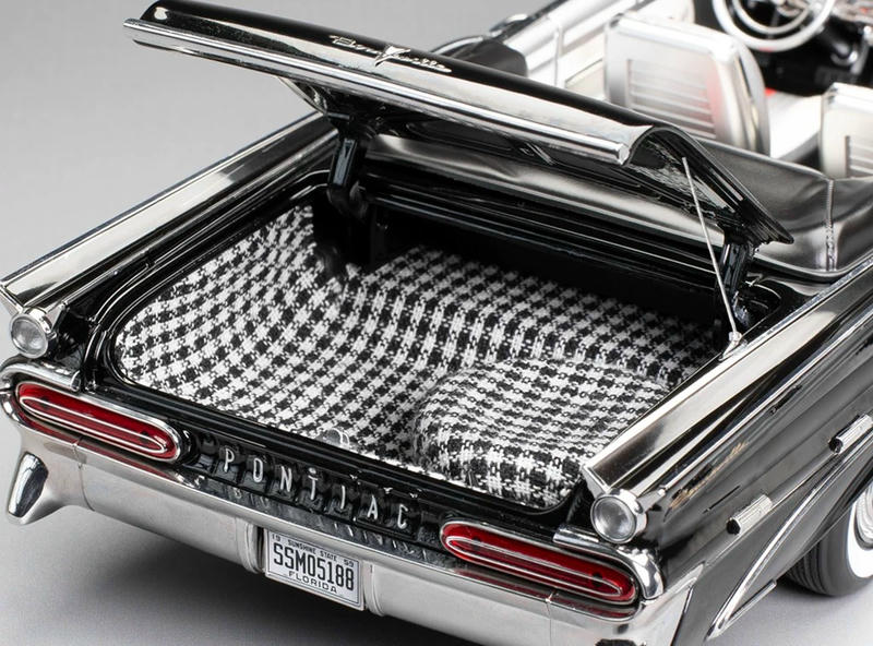 SunStar 1:18 1959 Pontiac Bonneville Platinum Edition Diecast Model