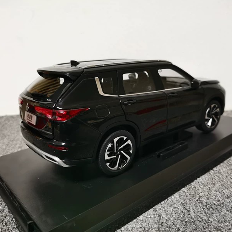Official 1:18 Mitsubishi Outlander 2023 Diecast Model Car