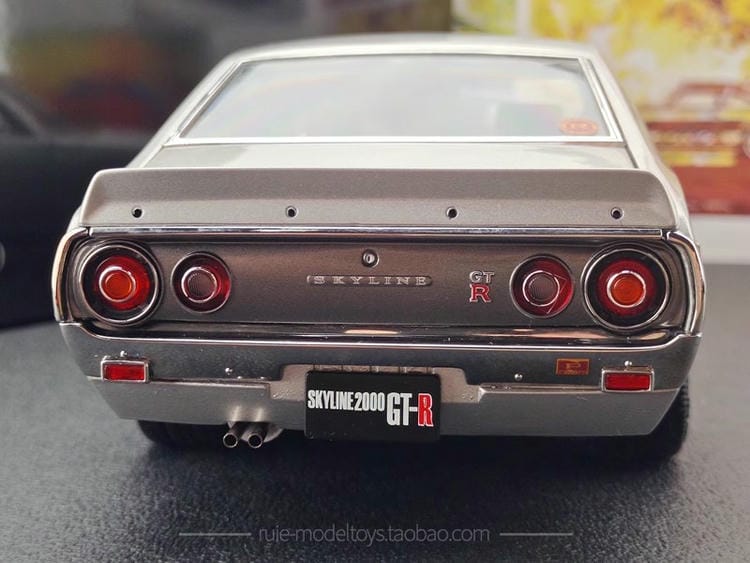 Kyosho 1:18 Die-Cast Model Car (Silver, Model No. 08255S)