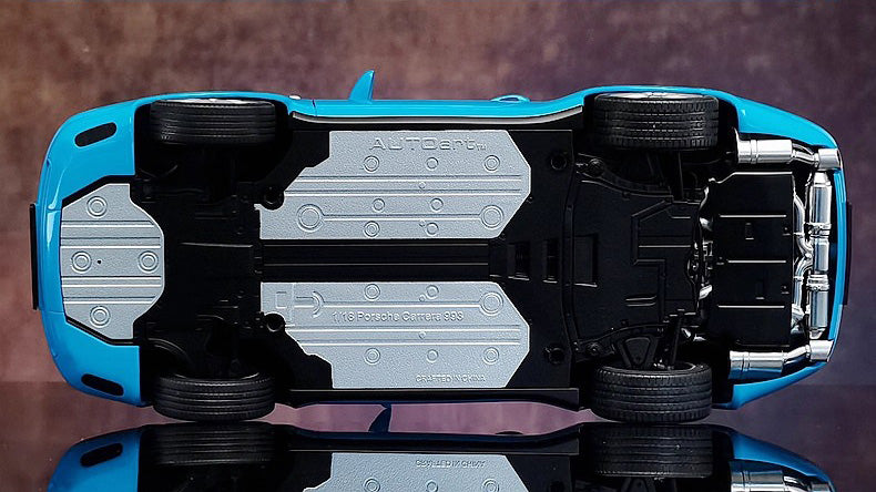 AUTOart 1:18 Porsche 911 (993) Carrera Diecast Car Model