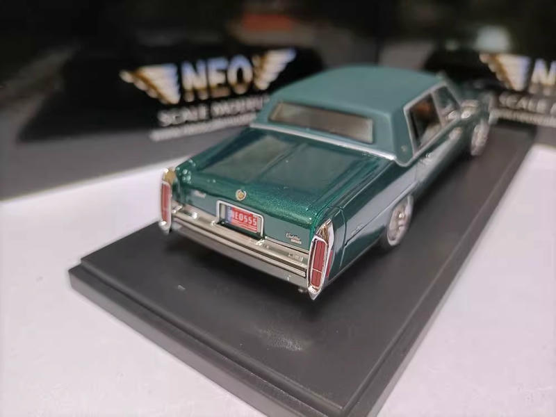 NEO 1:43 Cadillac Fleetwood 1982 Resin Model