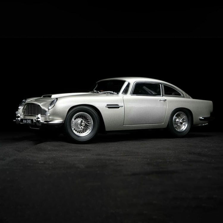 Auto   1/18 For Aston Martin V12