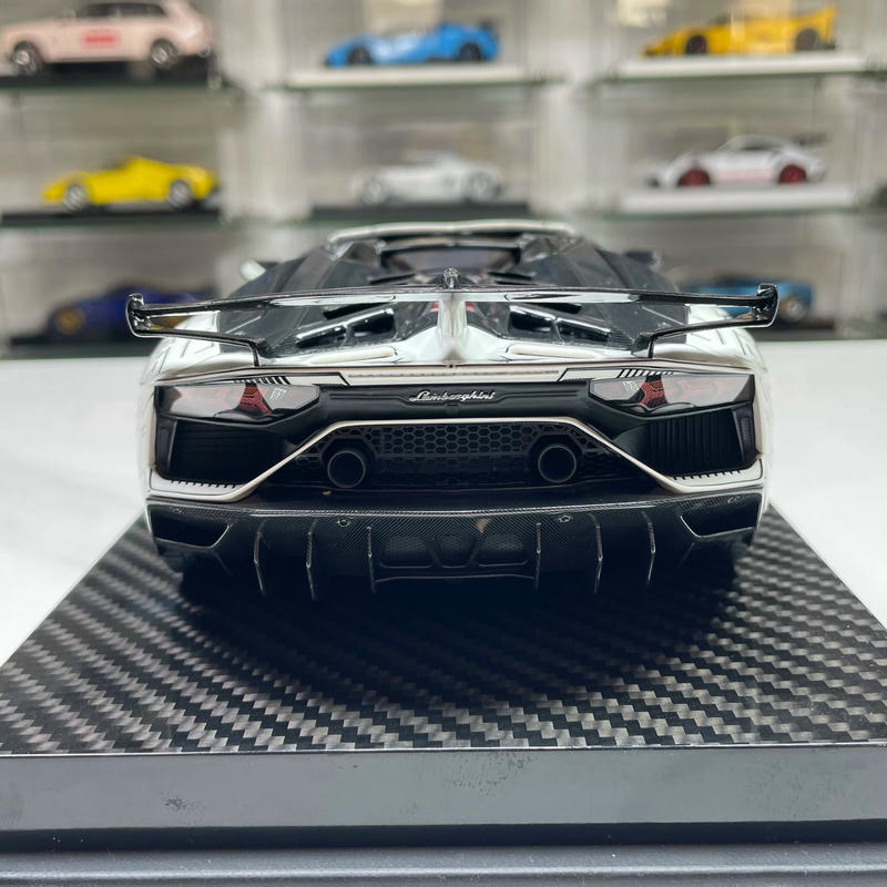 Runner & Ultra Unique 1:18 Lamborghini Aventador SVJ Resin Model