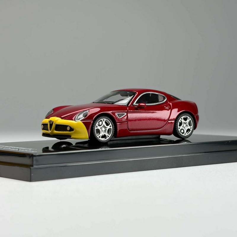 MotorHelix 1:64 Alfa Romeo 8C Competizione (2008) Diecast Model