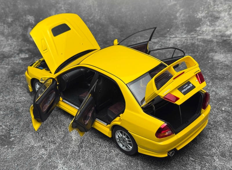 MotorHelix 1:18 Mitsubishi Lancer EVO 4th Generation Diecast Car