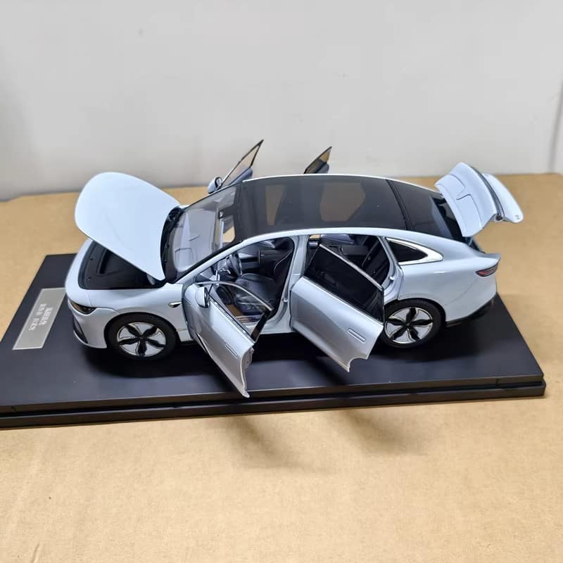 Original 1:18 Dongfeng Voyah Zhuiguang EV Sedan Alloy Diecast Model
