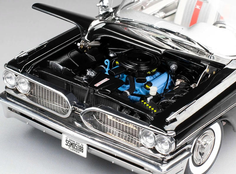 SunStar 1:18 1959 Pontiac Bonneville Platinum Edition Diecast Model