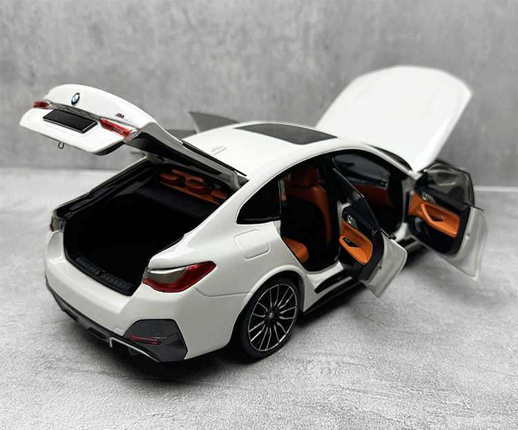 Minichamps 1:18 i4 M50 2022 alloy simulation 4 series three car Minichamps 1:18 i4 M50 2022 alloy simulation 4 series three car