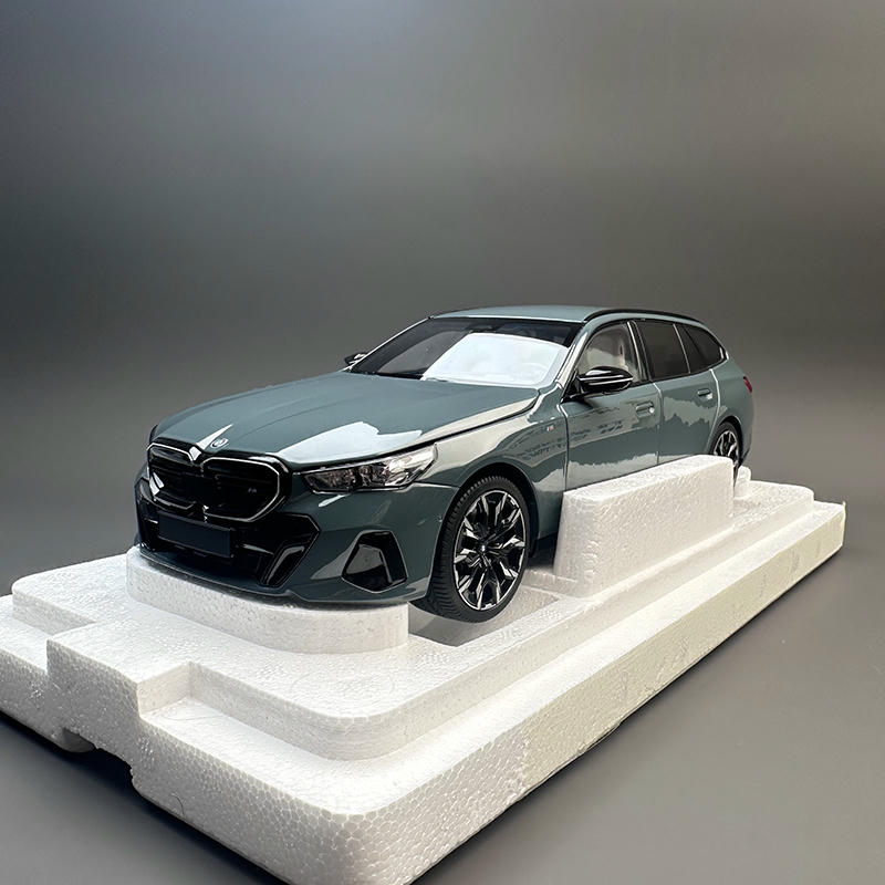 MINICHAMPS 1:18 BMW i5 M60 Touring 2024 Diecast Model