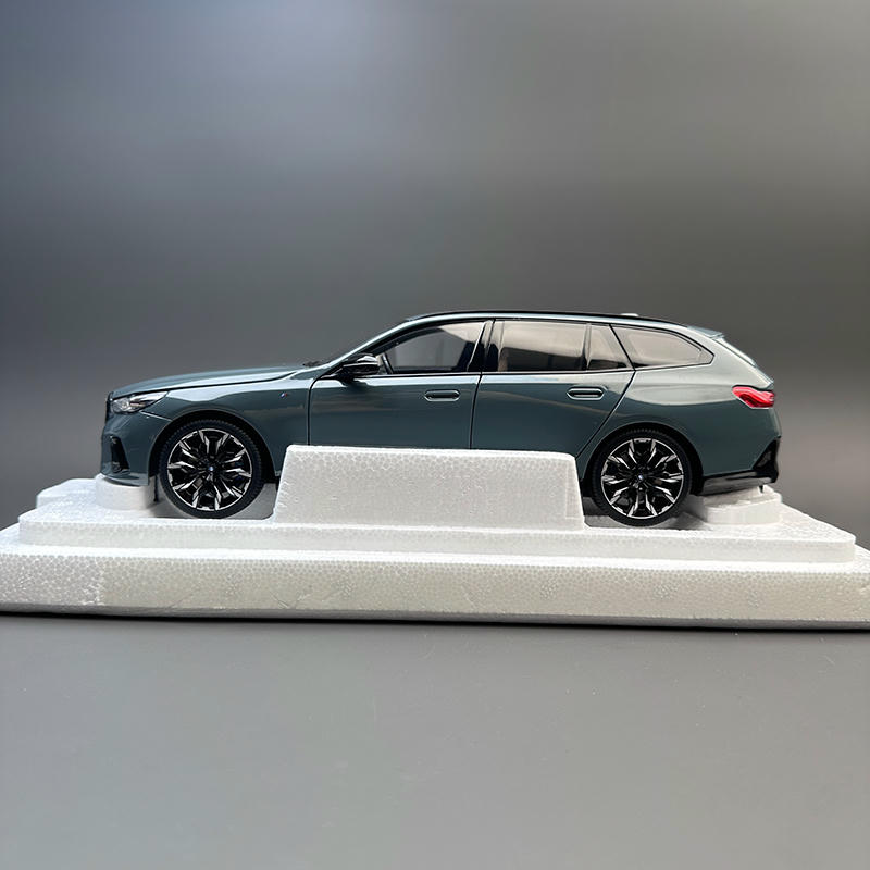 MINICHAMPS 1:18 BMW i5 M60 Touring 2024 Diecast Model