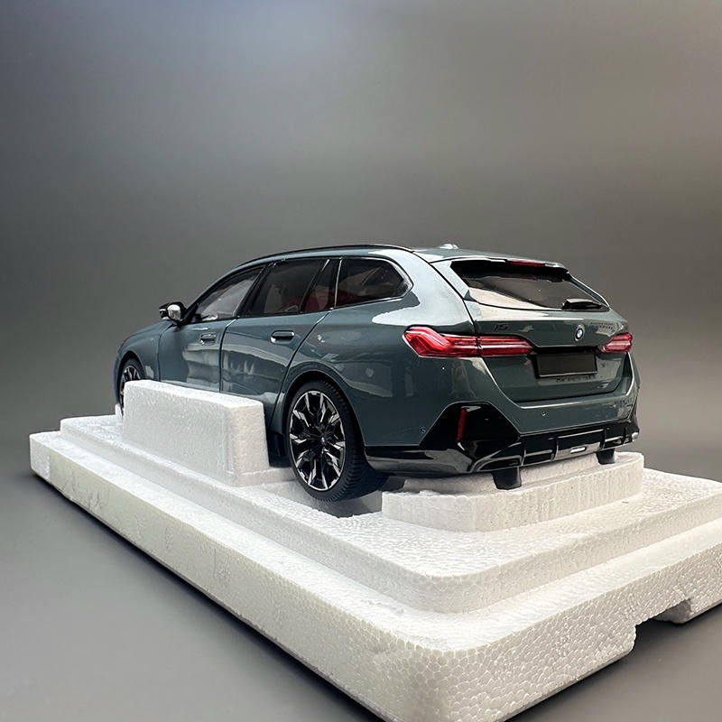 MINICHAMPS 1:18 BMW i5 M60 Touring 2024 Diecast Model