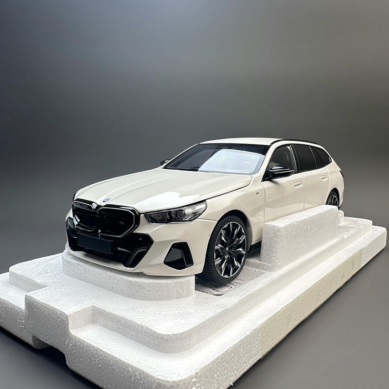MINICHAMPS 1:18 BMW i5 M60 Touring 2024 Diecast Model