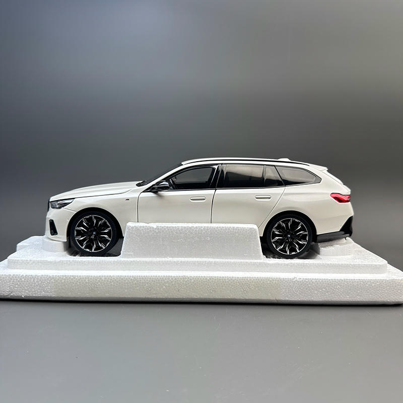 MINICHAMPS 1:18 BMW i5 M60 Touring 2024 Diecast Model
