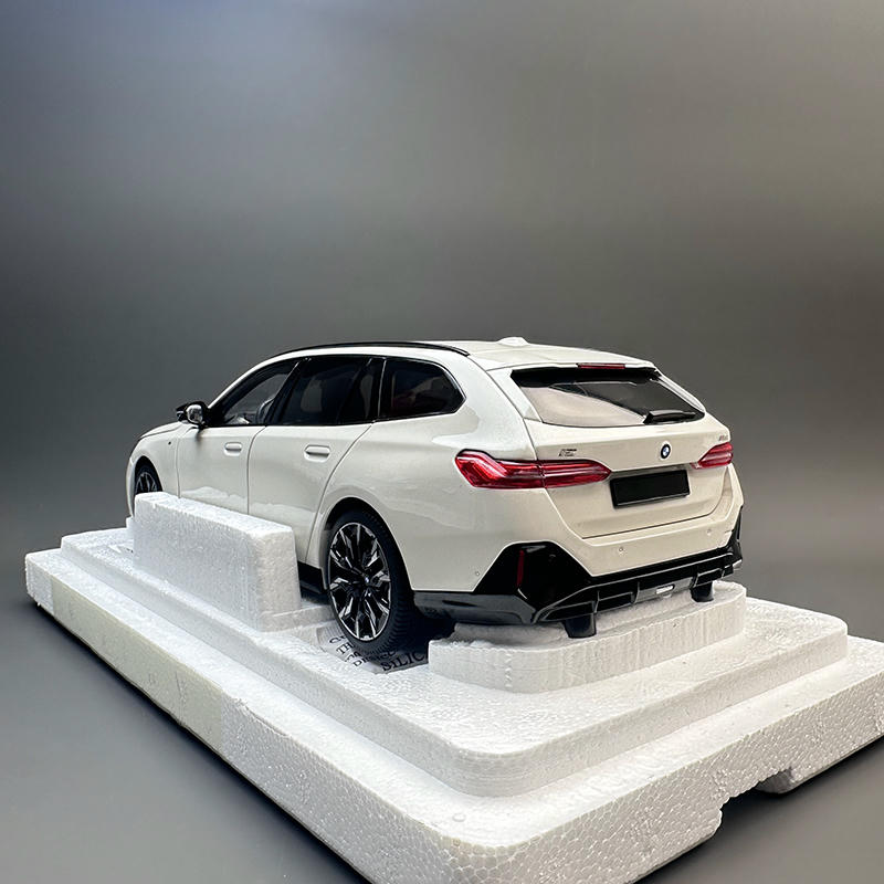 MINICHAMPS 1:18 BMW i5 M60 Touring 2024 Diecast Model – YX car model