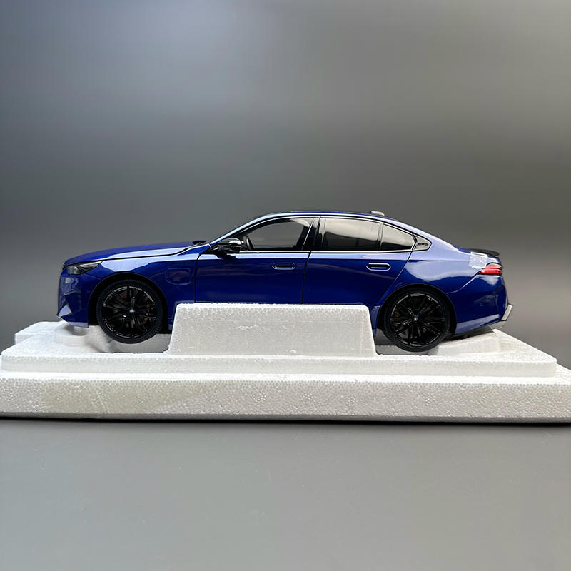 Minichamps 1:18 BMW M5 2024 Diecast Model Car
