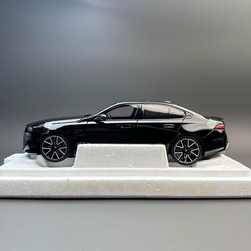 Minichamps 1:18 BMW M5 2024 Diecast Model Car