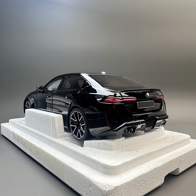 Minichamps 1:18 BMW M5 2024 Diecast Model Car