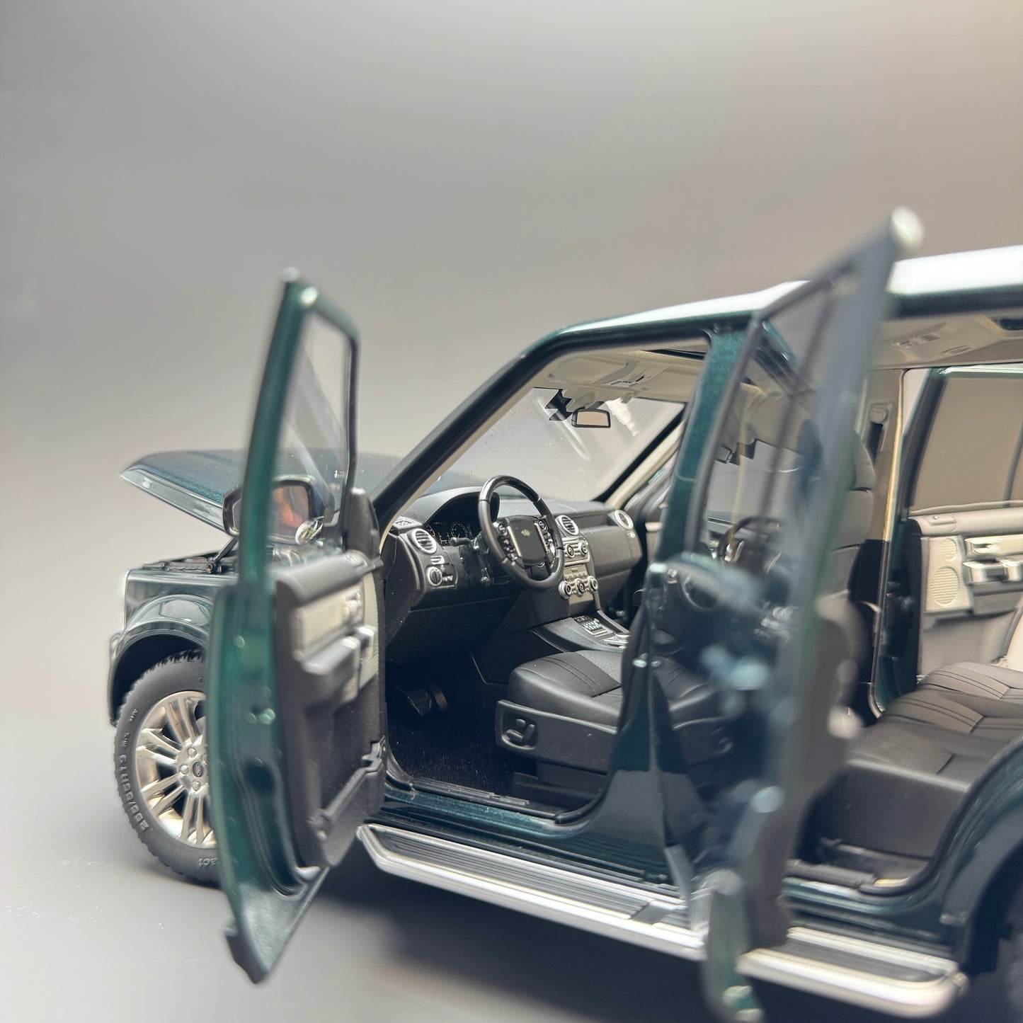 Whelart 1:18 Land Rover Discovery 4 Diecast Car