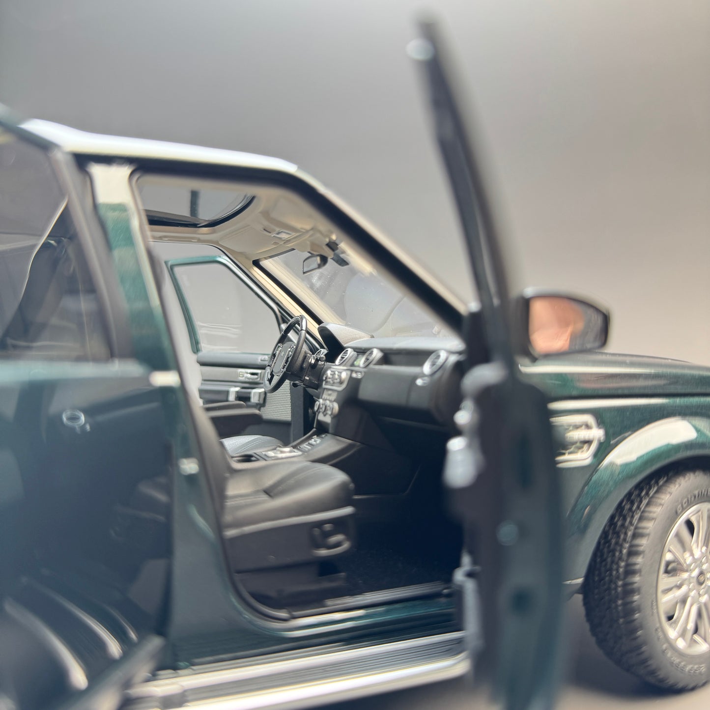 Whelart 1:18 Land Rover Discovery 4 Diecast Car