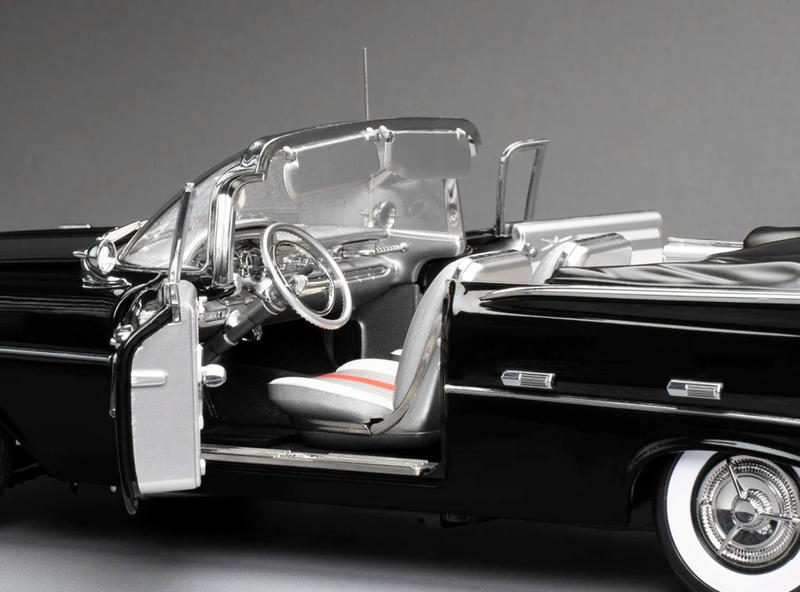 SunStar 1:18 1959 Pontiac Bonneville Platinum Edition Diecast Model