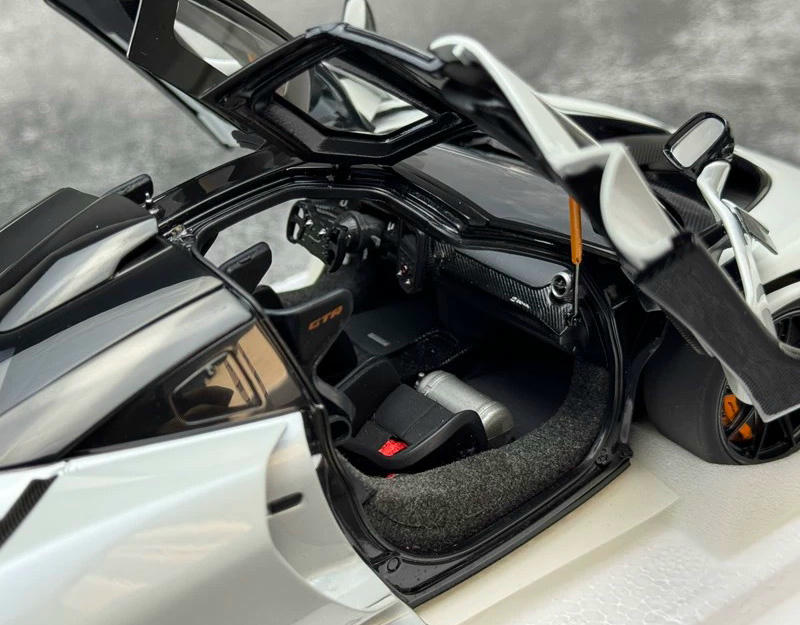 AUTOart 1:18 McLaren Senna GTR Diecast Model