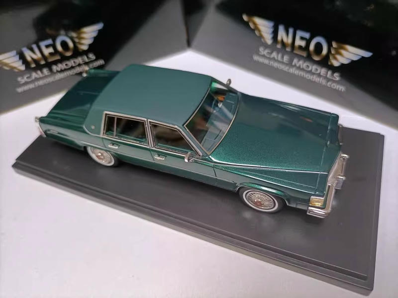 NEO 1:43 Cadillac Fleetwood 1982 Resin Model