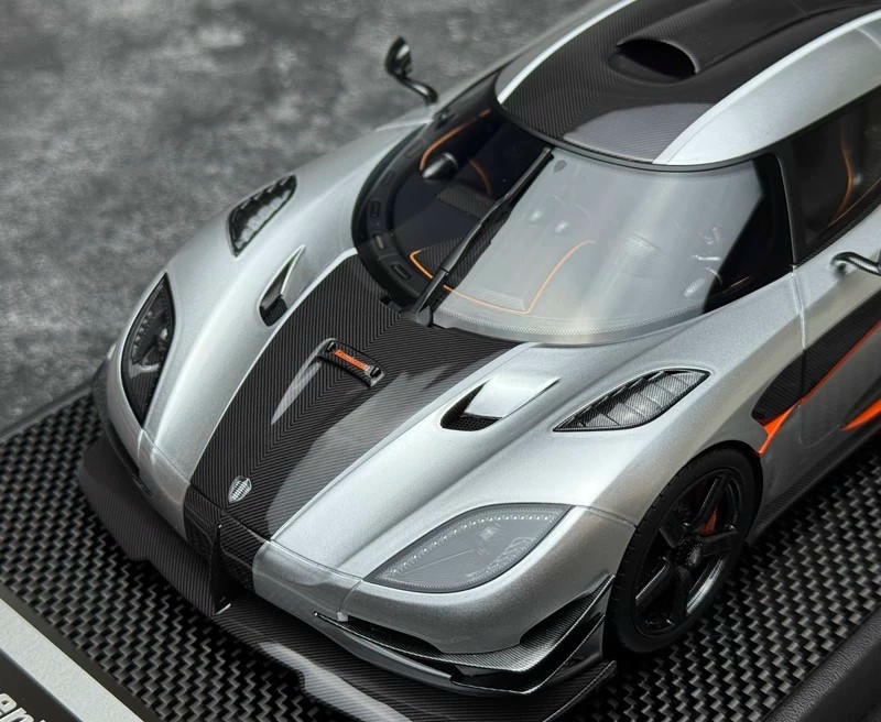 VMB 1:18 Koenigsegg ONE:1 Resin Model – White / Silver