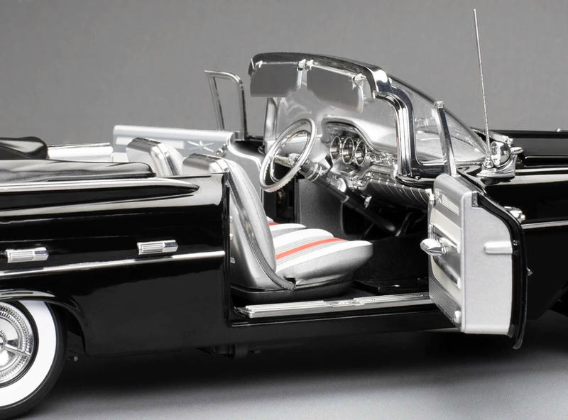SunStar 1:18 1959 Pontiac Bonneville Platinum Edition Diecast Model